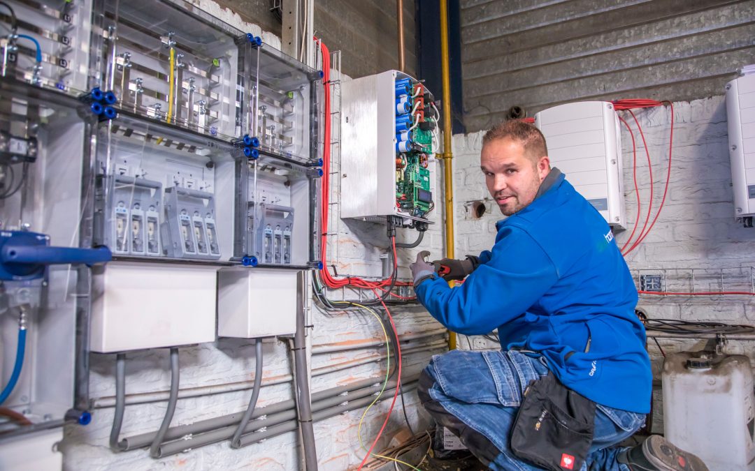 Gezocht: elektromonteur zonne-energiesystemen, commerciële accountmanager en een montageteam